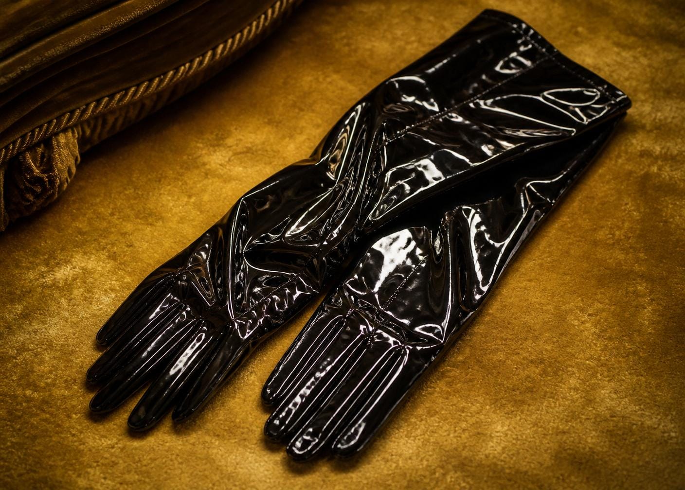 Lackhandschuhe — Fetisch-Detail
