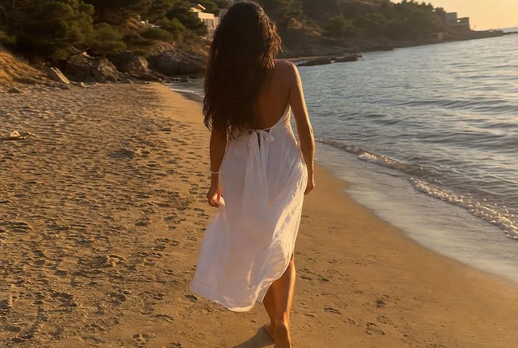 Romantischer Strandspaziergang bei Sonnenuntergang