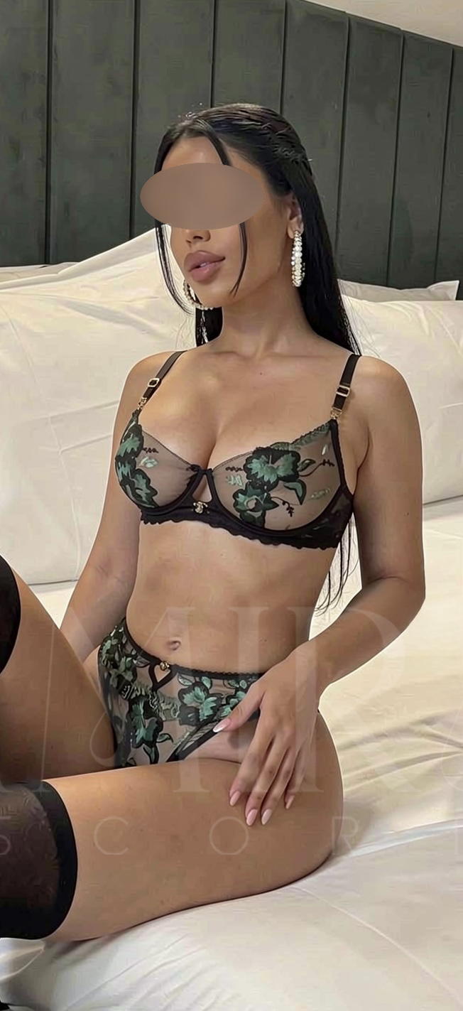 AMIRA ESCORTS München – Editorial Moment 2: Mirella · Business & Gala